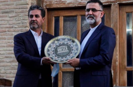خاتم نفیس شیراز به دبیرکل یونسکو در ایران، اهدا شد