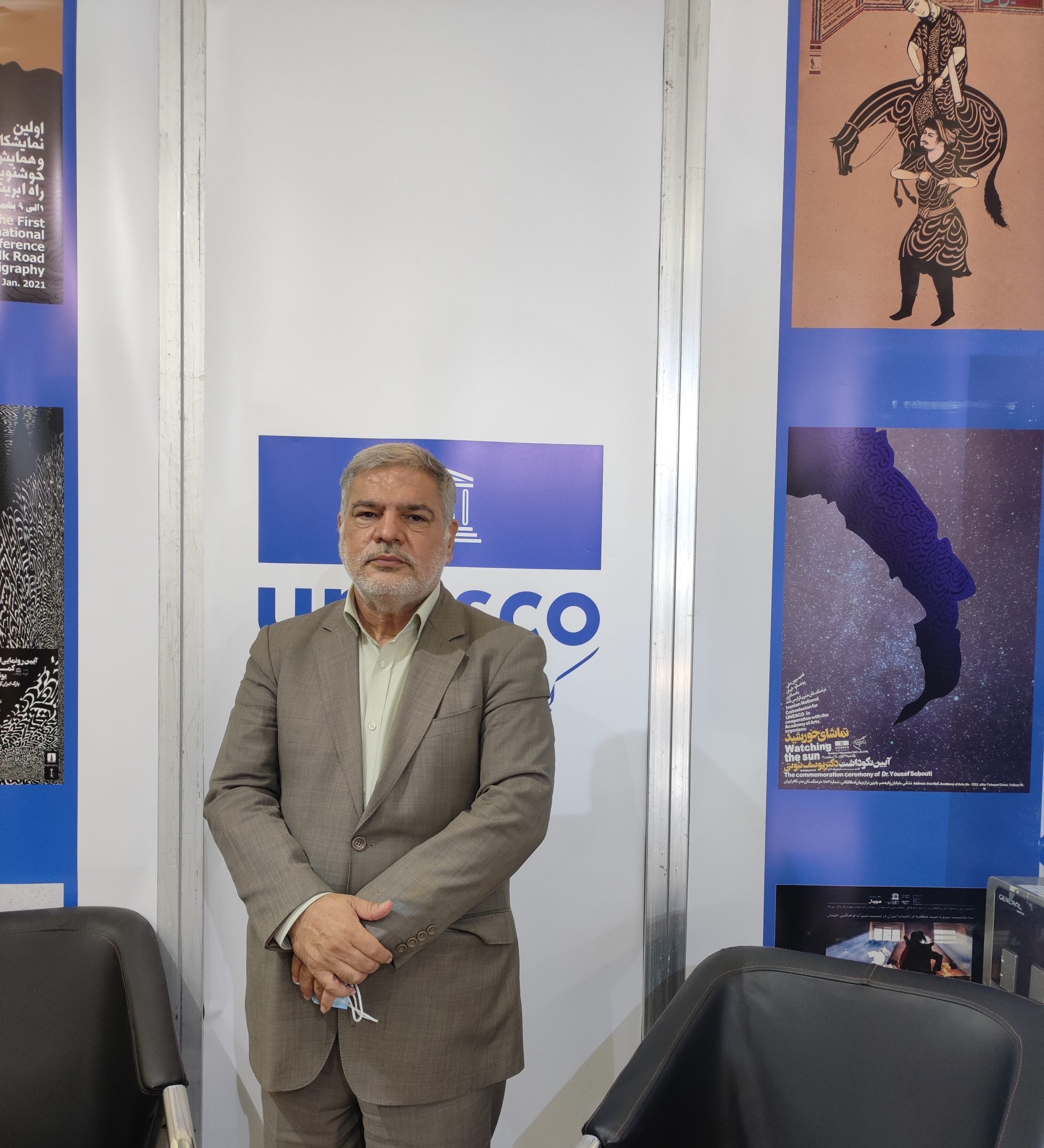 بازدید مشاور رئیس سازمان فرهنگ و ارتباطات اسلامی از غرفه کمیسیون ملی یونسکو در نمایشگاه کتاب